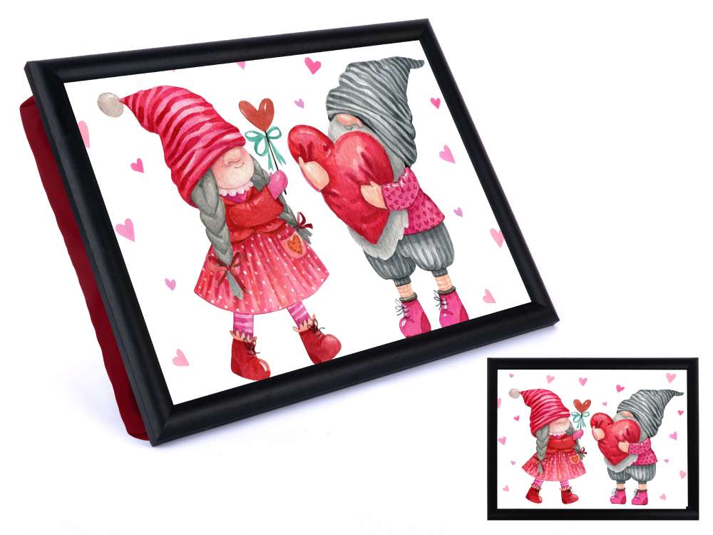 Plateau coussin avec une illustration représentant deux amoureux