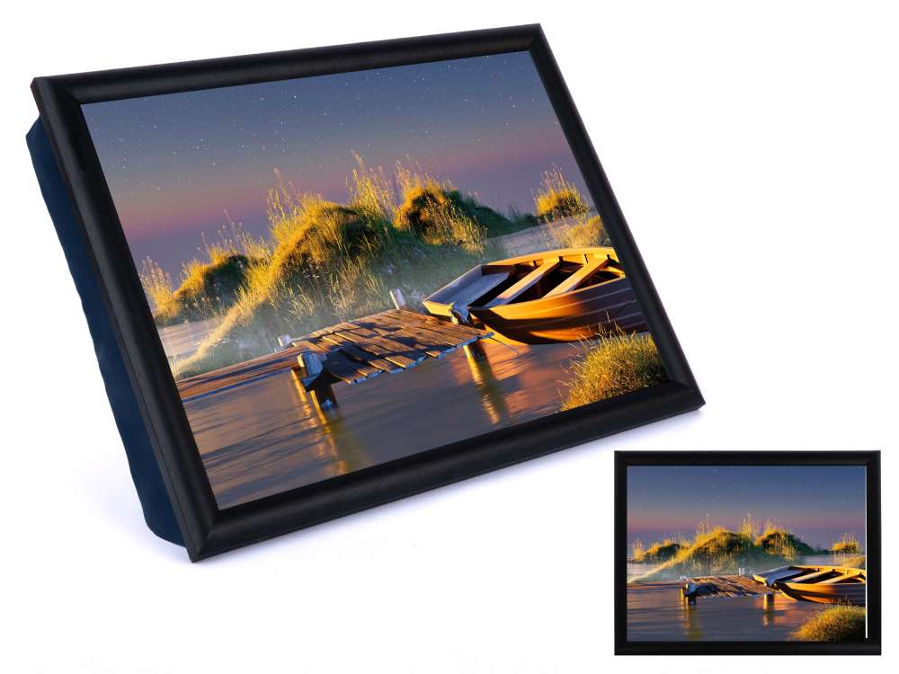 Plateau coussin avec une illustration d'un canot sur le bord d'un quai