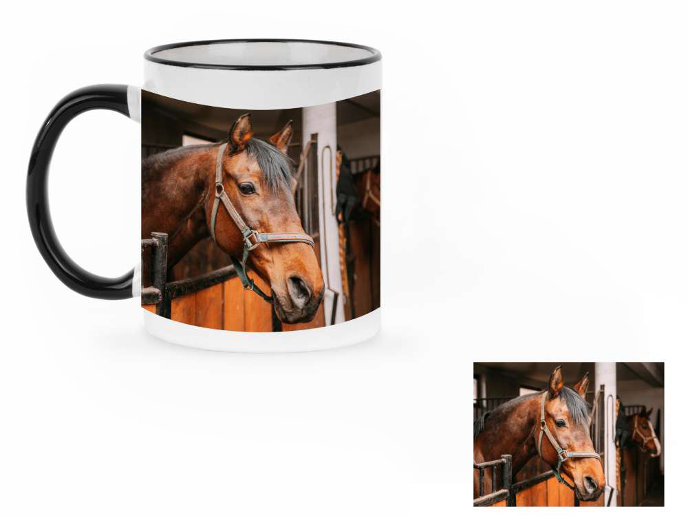 Tasse blanche avec une illustration d'un cheval brun dans son box