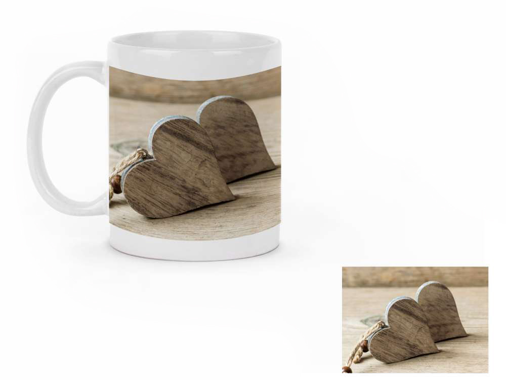 Tasse blanche avec une illustration de deux coeurs en bois