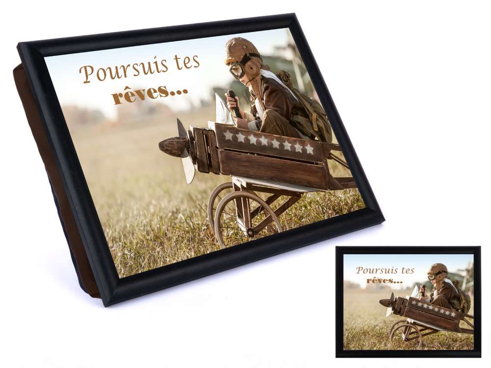 Plateau coussin avec une illustration d'un enfant dans un avion en bois